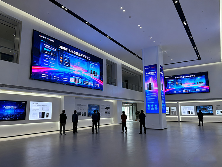成都LED顯示屏應(yīng)用指南：商鋪門(mén)頭/會(huì)議大屏/舞臺(tái)租賃如何選？- 場(chǎng)景方案全解析